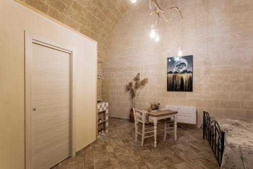 Zimmer mit einem Bett und einem Tisch in einem Zimmer in der Unterkunft Antichi Orizzonti in Matera