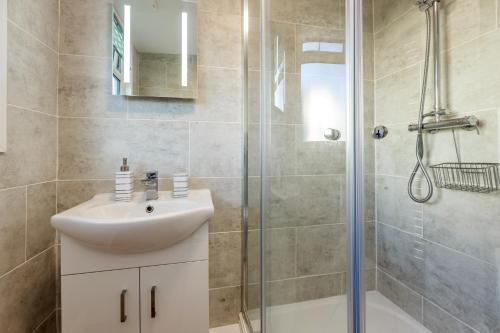 un baño con lavabo y ducha en 429 Norton Park, en Dartmouth