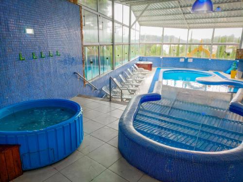 a large swimming pool with a large tub of water at Hotel Nacional Inn Campos do Jordão in Campos do Jordão