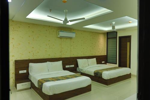 Mohali的住宿－HOTEL GOLDEN LEAF，酒店客房,设有两张床和镜子