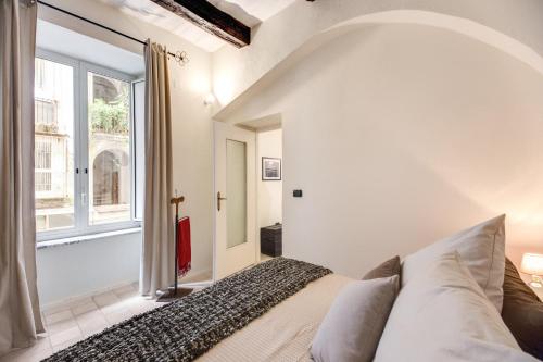 1 dormitorio con cama y ventana en Vico Street en Nápoles