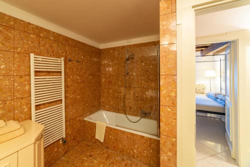 Et badeværelse på Youatmolino Canal View Apartment