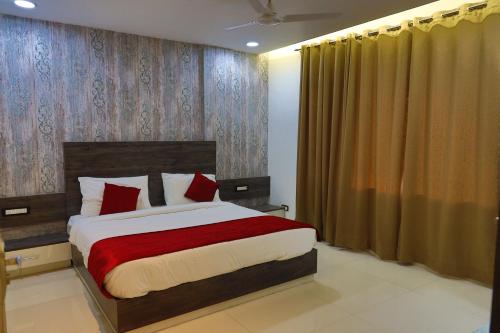 Un dormitorio con una cama grande con almohadas rojas. en HOTEL GOLDEN LEAF, en Mohali