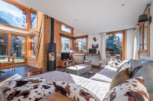 un salon avec un canapé et quelques fenêtres dans l'établissement Nice And Spacious Apt In Chamonix Mont Blanc, à Chamonix-Mont-Blanc