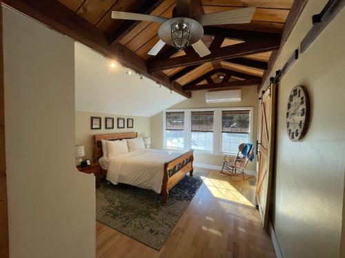 1 dormitorio con 1 cama y ventilador de techo en Yosemite Basecamp, en Groveland