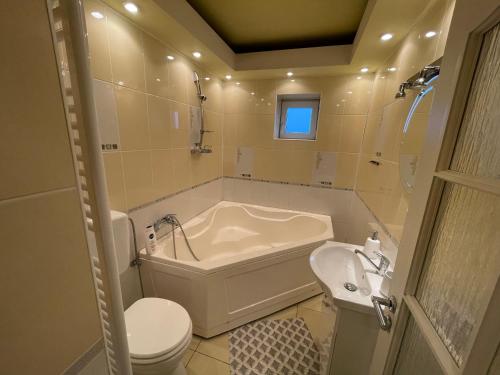 un bagno con vasca, WC e lavandino di Lovely 3 bedrooms Apartament a Oradea