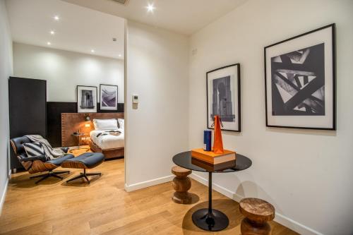 um quarto com uma cama e uma mesa com uma cadeira em The Talent Hotel em Roma