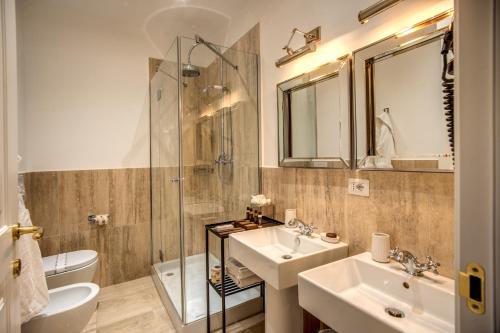y baño con 2 lavabos y ducha. en The Talent Hotel, en Roma