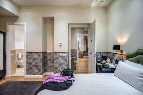 Uma cama ou camas num quarto em The Talent Hotel