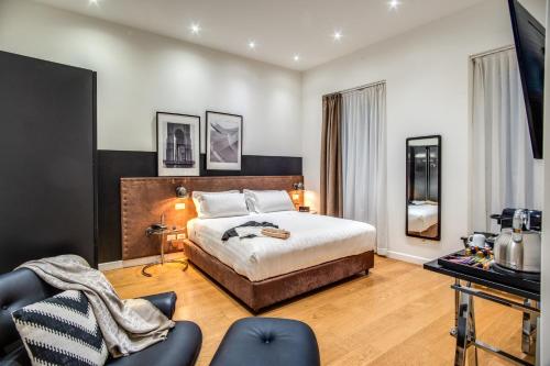Uma cama ou camas num quarto em The Talent Hotel