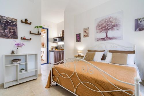 a bedroom with a bed in a room at DIMORA FEO in Gallipoli