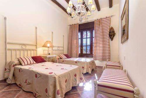 En eller flere senger på et rom på Casa Flores con Piscina interior climatizada