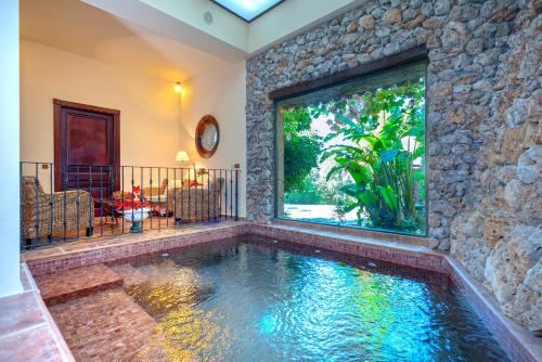 Casa Flores con Piscina interior climatizada, Alcaucín ...