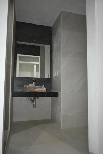 a bathroom with a sink and a mirror at MALAKI in Los Ayala