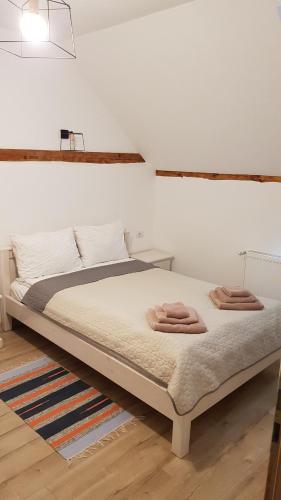 a bed with two towels on it in a room at Otto's Guesthouse in Prejmer