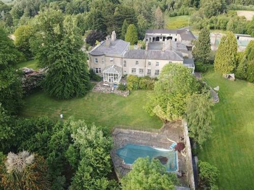 - une vue aérienne sur une grande maison avec une piscine dans l'établissement Little Woodbank, à Portadown