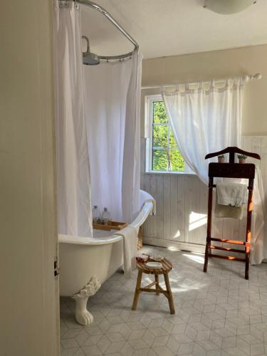 ポータダウンにあるLittle Woodbankのバスタブと窓のあるバスルーム