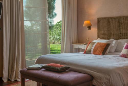 una camera con un grande letto e una grande finestra di Villa Lavanda a Benalup-Casas Viejas