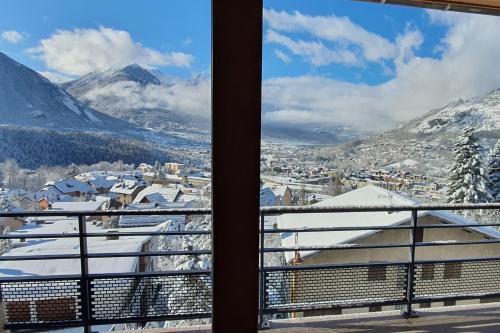 - un balcon avec vue sur les montagnes enneigées dans l'établissement Apt With Panoramic View Near Vauban City, à Briançon