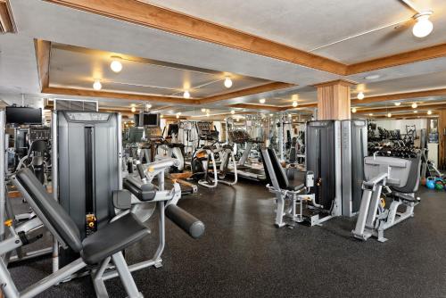 亞斯本的住宿－Standard Two Bedroom - Aspen Alps #207，健身房拥有许多跑步机和机器