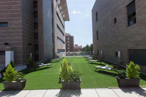 Taman di luar Sercotel Gran Fama