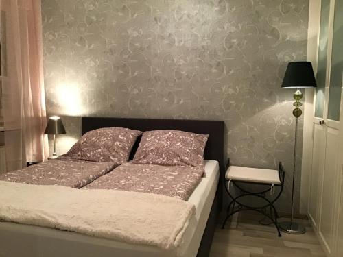 LügdeにあるFerienwohnung Holland 5aのベッドルーム1室(ベッド1台、サイドテーブル付)