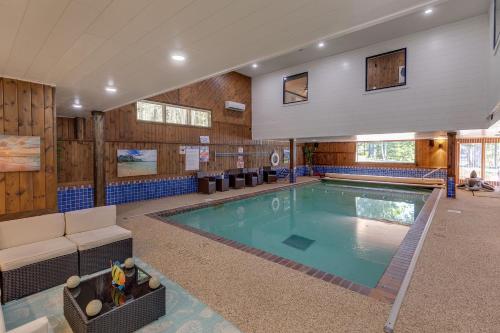 duży basen w dużym pokoju z w obiekcie Whitefish Lake Home with Heated Indoor Pool w mieście Manhattan Beach