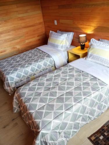 Cama ou camas em um quarto em Cabana Do Lago com vista para Lago São Bernardo