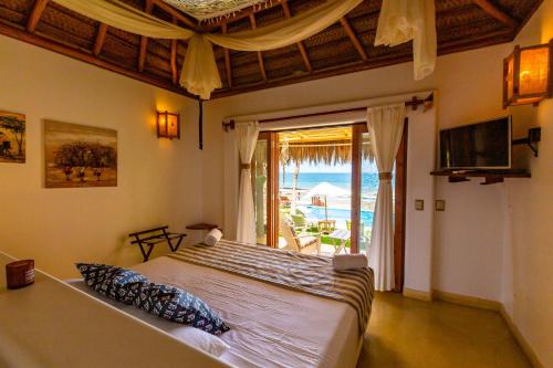 1 dormitorio con 1 cama y vistas al océano en Casa del Rocío - Desing Beach House en Máncora
