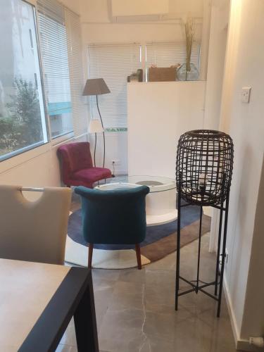 un salon avec une chaise et une table dans l'établissement Bel Apt Near Croisette Beach Cannes, à Cannes