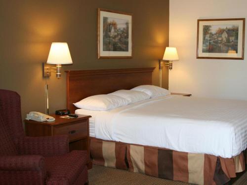 Un pat sau paturi într-o cameră la Weatherford Heritage Inn