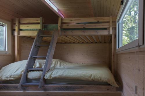 a bunk bed in a tiny house at Bij grenspaal 243 in Essen
