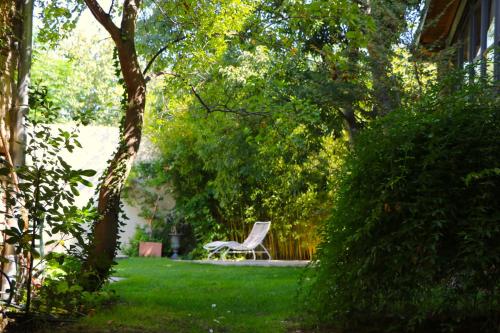 een stoel in het midden van een tuin bij Les Nuits Pétillantes in Cournonterral