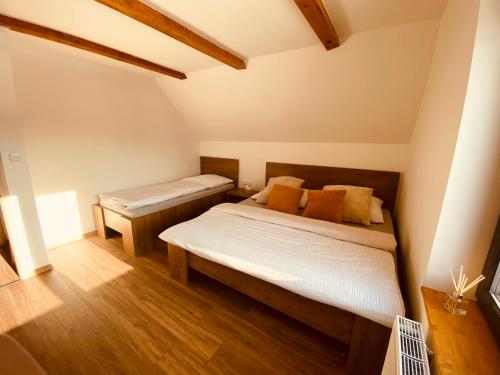 Säng eller sängar i ett rum på Chalupa Rychleby