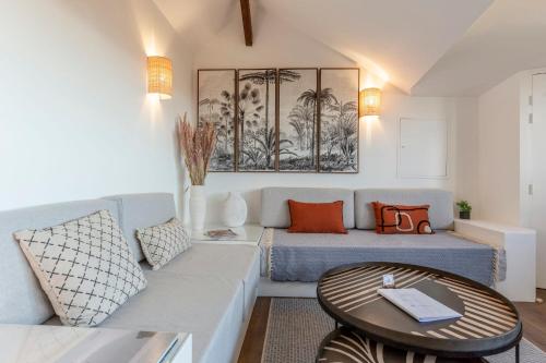 un salon avec un canapé et une table dans l'établissement Là-Haut - 3 Panorama of the Estuary - City Center, à Honfleur