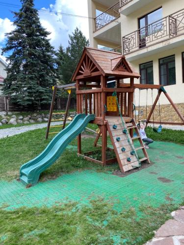 einen Spielplatz mit Rutsche und Spielstruktur in der Unterkunft Yetihouse in Teberda