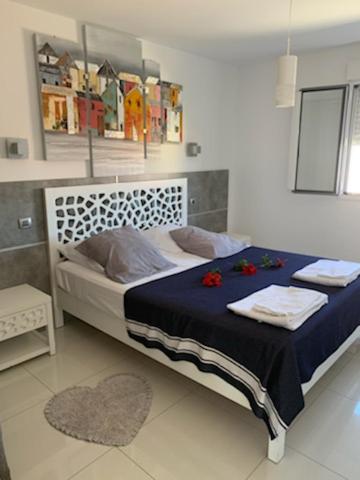 - une chambre avec un lit, des serviettes et des fleurs dans l'établissement Casa di a Murza, à Calvi