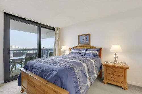 Postel nebo postele na pokoji v ubytování Sea Watch Condos V