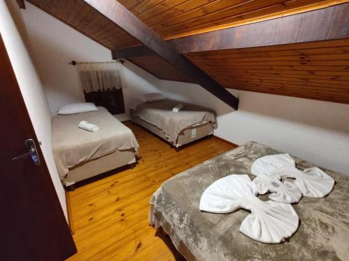 a room with two beds in a room at Chalé Andorinhas in Monte Verde