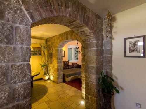 einen Flur mit einer Steinmauer und einem Torbogen in der Unterkunft Apartment Bilic in Zadar