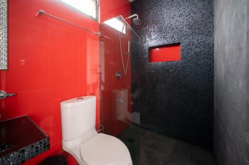 切圖馬爾的住宿－PENINSULA STAYS 3 BR House & AC + Private Parking + FAST WIFI，红色的浴室设有卫生间和淋浴。