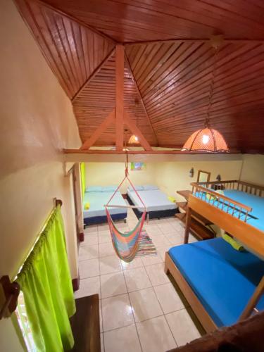 una habitación con varias camas y una hamaca en Las Palmeras OceanView Hotel and Dive Center, en Little Corn Island