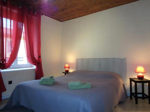 Кровать или кровати в номере Gîte Saint-Jean-la-Vêtre, 4 pièces, 7 personnes - FR-1-496-248