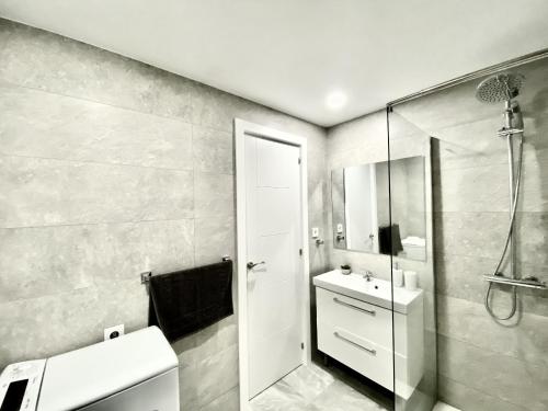 een badkamer met een douche, een toilet en een wastafel bij Las Palmeras - Best Location Cozy Apartment in Fuengirola