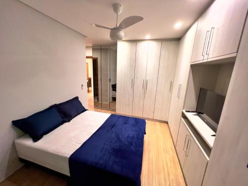 1 dormitorio con 1 cama y TV de pantalla plana en Apartamento 82 - Guilhermina, en Praia Grande