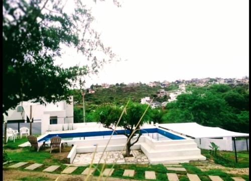 una piscina frente a una casa en SIMION en Villa Carlos Paz