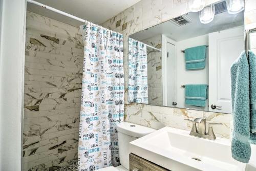 クリアウォーター・ビーチにあるOn-Site Beach Access Walkable Gulf Coast Retreatの洗面台と鏡のある白いバスルーム