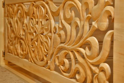 a wood carving of a pattern on a wall at Willa Jarząbek - 5 min do term Szaflary I Gorący Potok in Szaflary