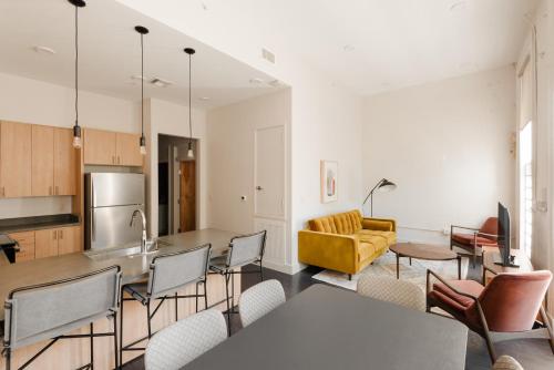 紐奧良的住宿－Sonder The Gallier，厨房以及带桌椅的起居室。