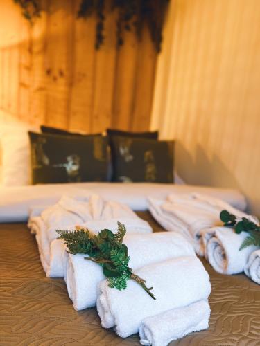 a group of towels sitting on top of a bed at Boshuisje La Casita - Near Wellness & Golf in Oosterhout